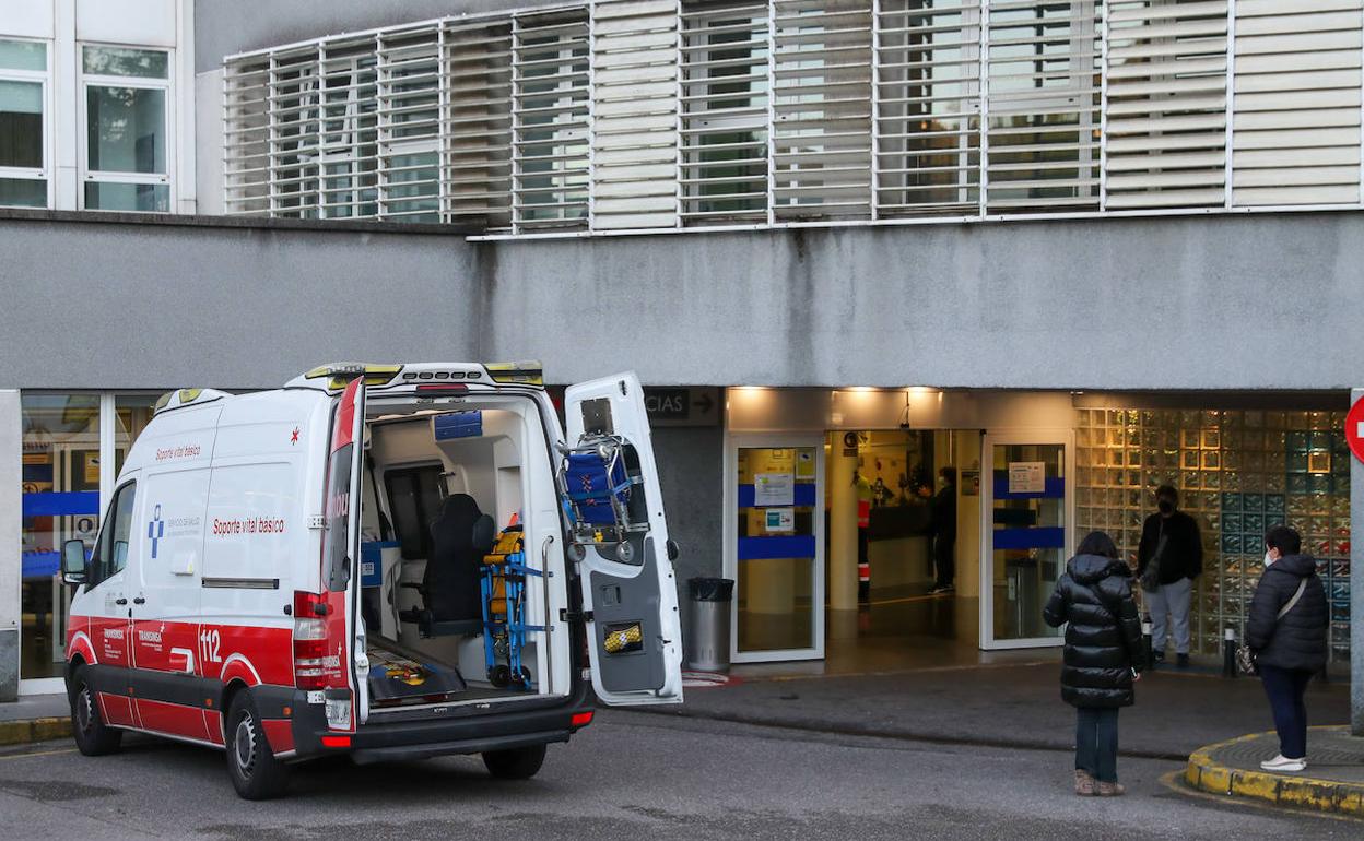 Llegada de un enfermo en ambulancia al Hospital de Cabueñes