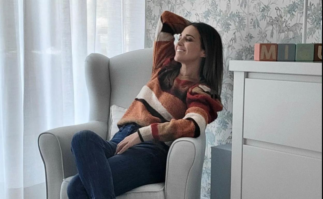 Paula Echevarría posa en la habitación de su hijo Miguel. 