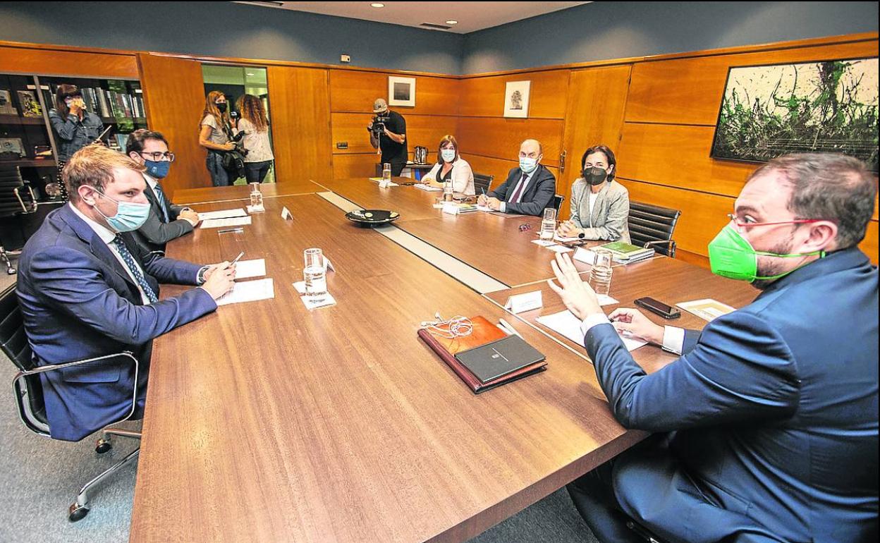 Adrián Pumares y Adrián Barbón, en primer plano, durante una reunión sobre la reforma. 