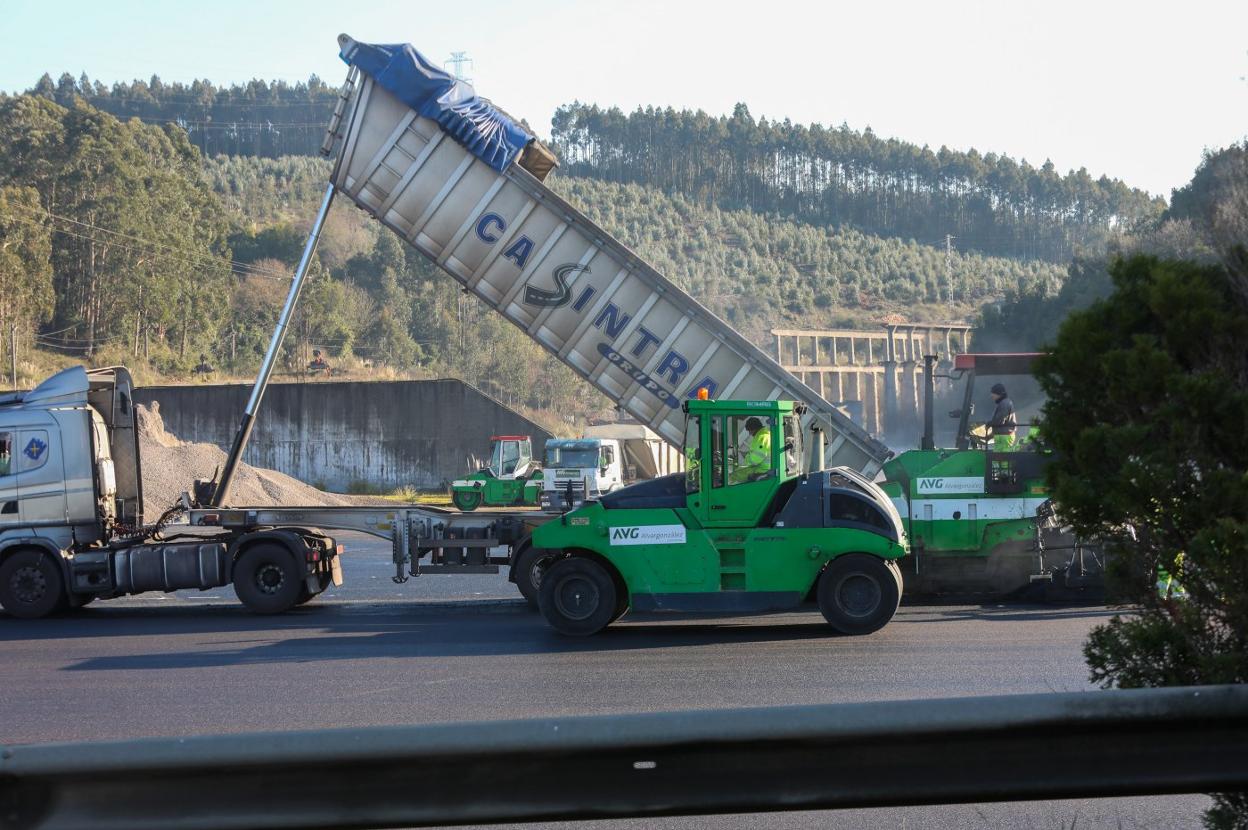 Trabajos de pavimentación del nuevo acceso y de la zona de aparcamiento que se habilitará tras el derribo de las antiguas instalaciones de Edersa. 