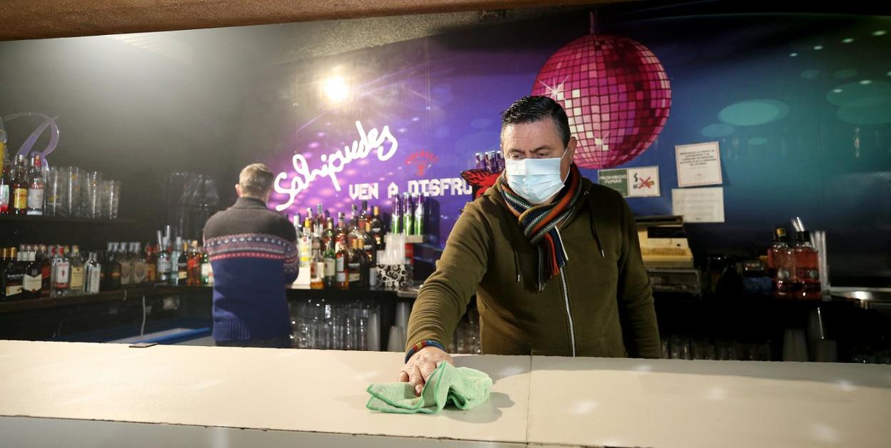 Eloy Gómez, uno de los socios de la discoteca Salsipuedes, ultima los preparativos para la apertura del viernes. 