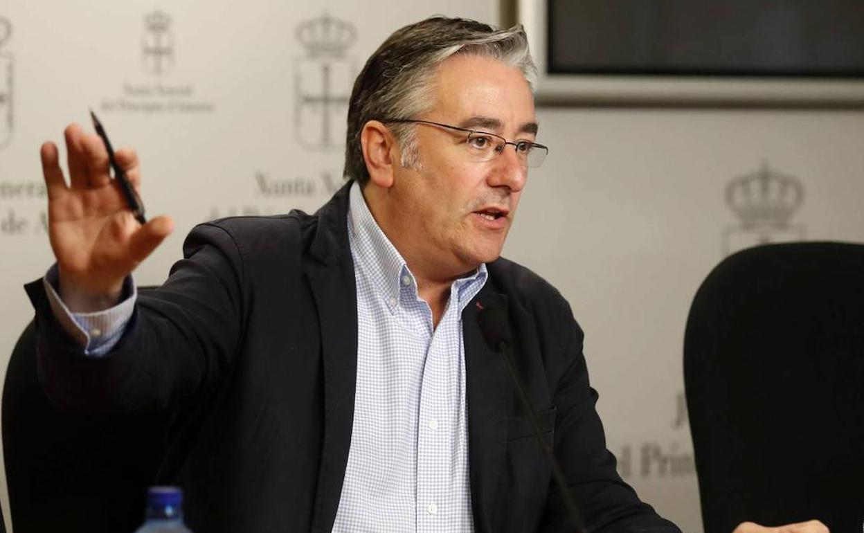 ablo González, en un rueda de prensa en la Junta General.