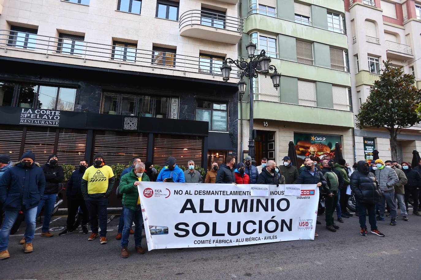 Protesta de los trabajadores de Alu Ibérica frente a la Junta General.