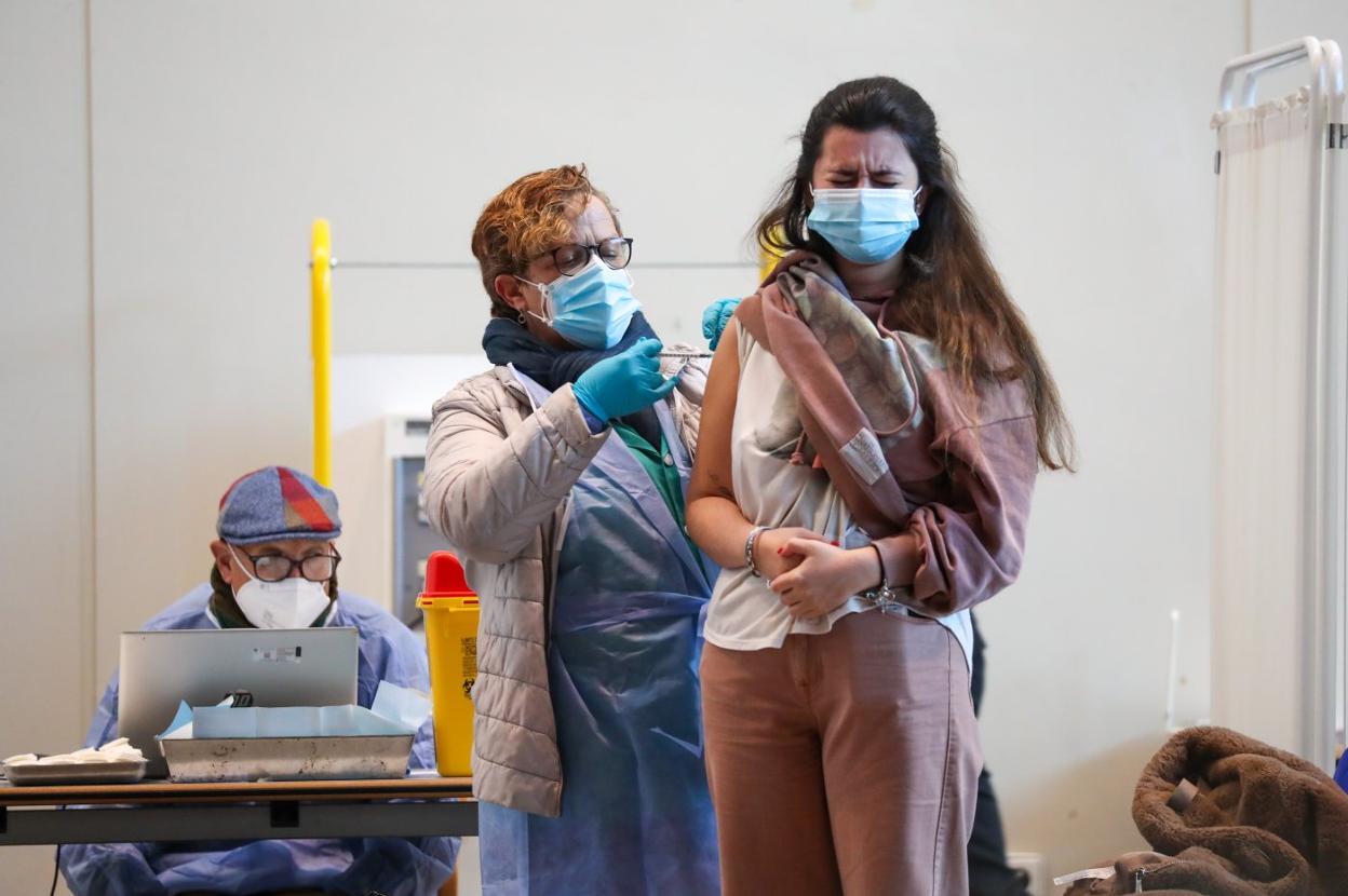 Una mujer es vacunada en el Palacio de Deportes de Gijón. 