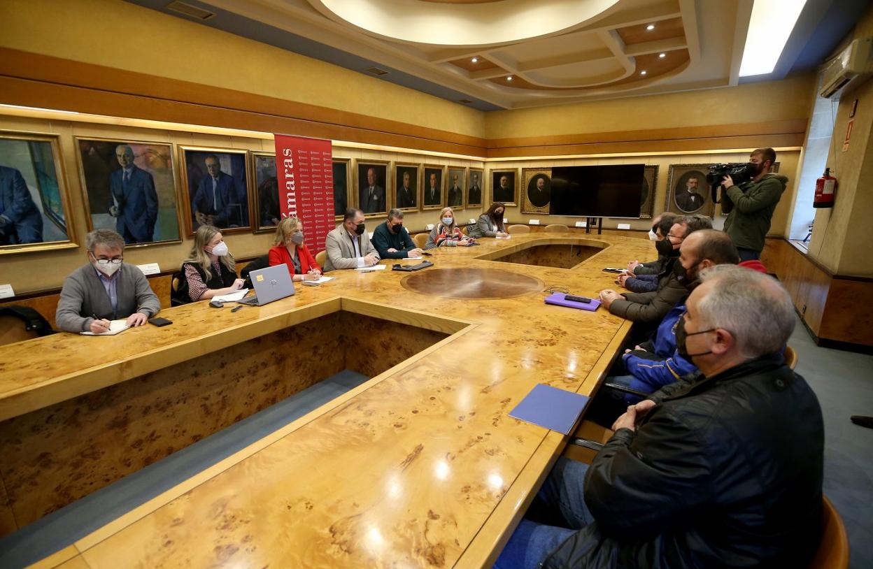 Los agentes implicados en el desarrollo de los terrenos, reunidos en la Cámara de Comercio de Oviedo. 