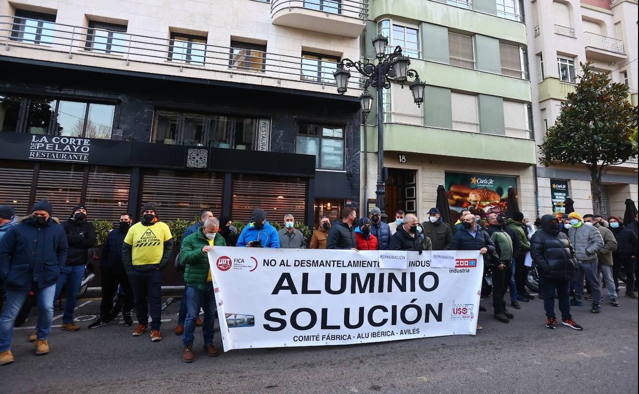 Protesta de los trabajadores de Alu Ibérica frente a la Junta General.