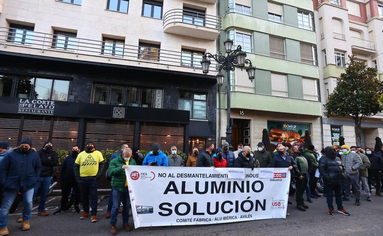 Protesta de los trabajadores de Alu Ibérica frente a la Junta General.