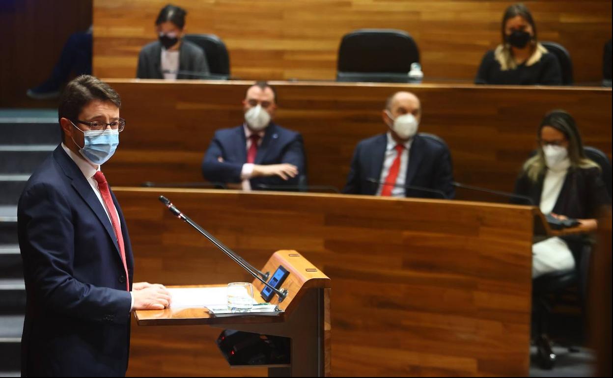 Enrique Fernández, consejero de Industria, en el Pleno extraordinario en la Junta General. 