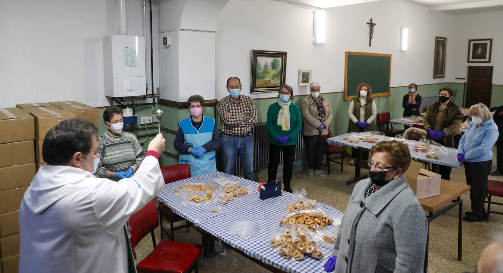 ove celebró este miércoles la bendición de San Blas con los tradicionales dulces, las rosquillas, con los que la parroquia rinde homenaje a su patrón.