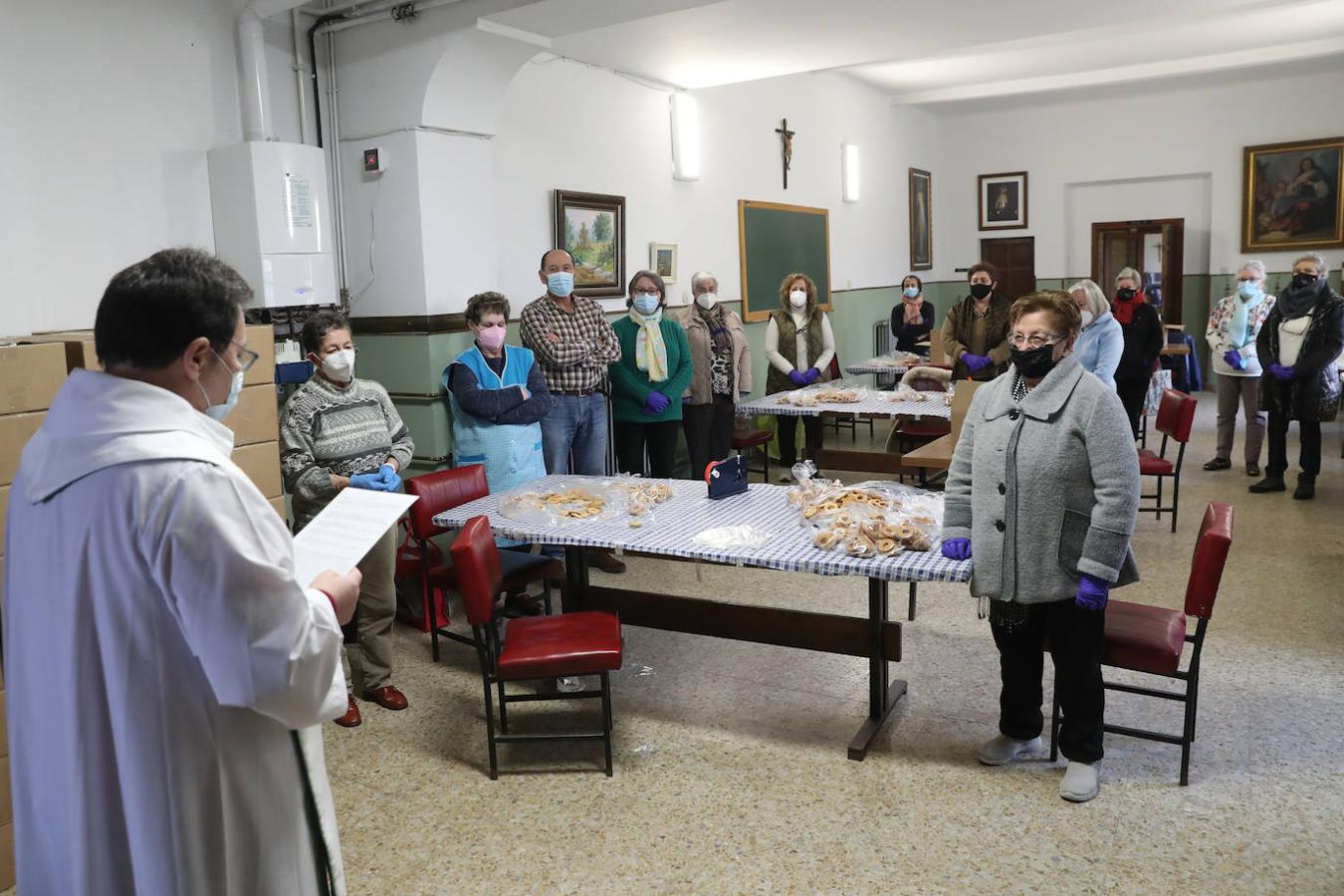 ove celebró este miércoles la bendición de San Blas con los tradicionales dulces, las rosquillas, con los que la parroquia rinde homenaje a su patrón.