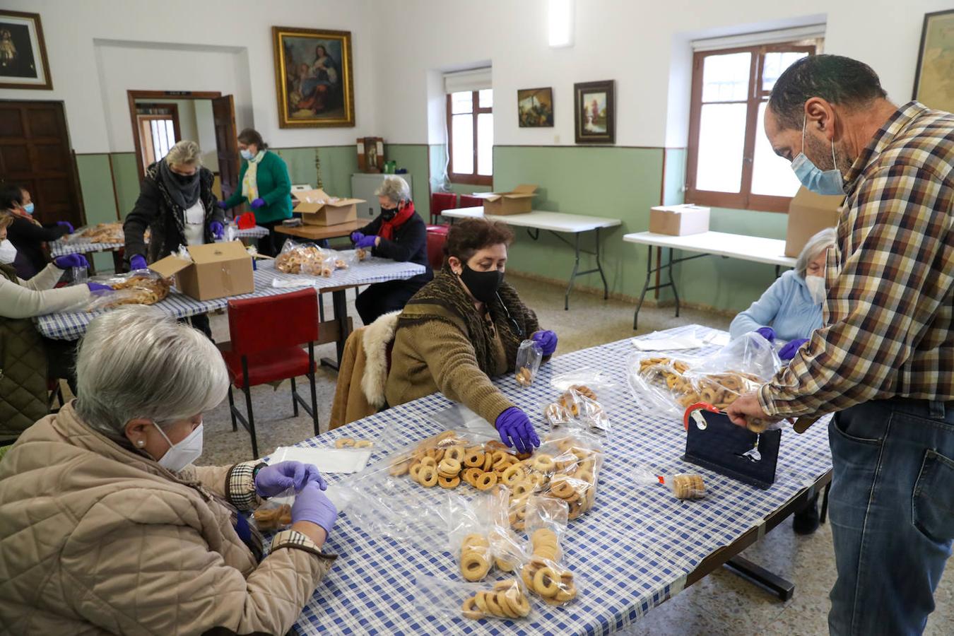 ove celebró este miércoles la bendición de San Blas con los tradicionales dulces, las rosquillas, con los que la parroquia rinde homenaje a su patrón.