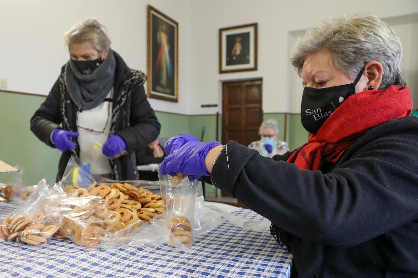 ove celebró este miércoles la bendición de San Blas con los tradicionales dulces, las rosquillas, con los que la parroquia rinde homenaje a su patrón..