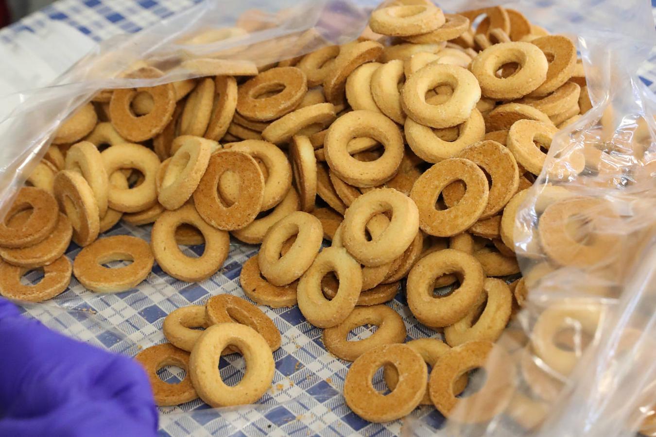 ove celebró este miércoles la bendición de San Blas con los tradicionales dulces, las rosquillas, con los que la parroquia rinde homenaje a su patrón.