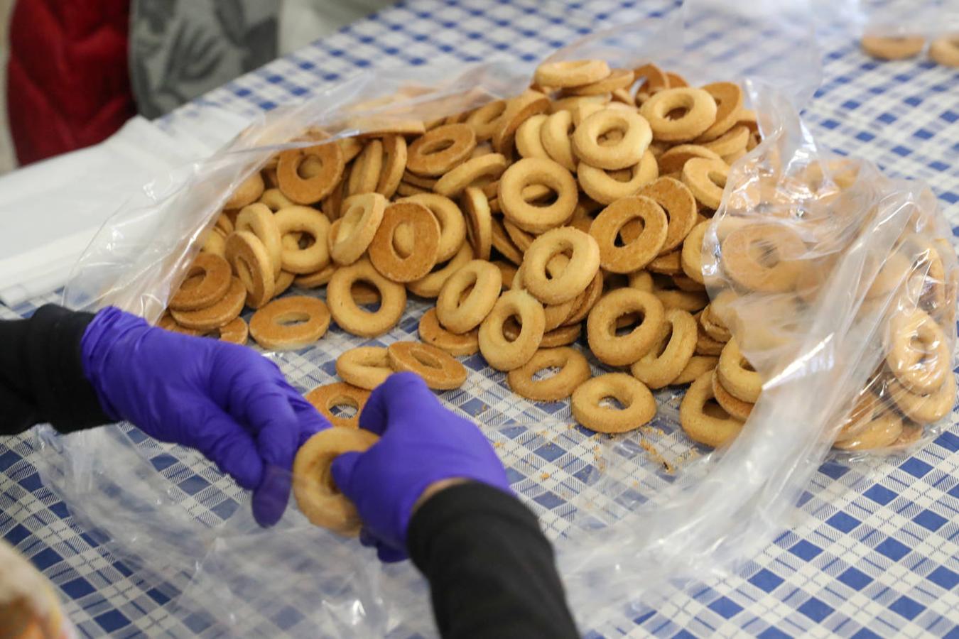 ove celebró este miércoles la bendición de San Blas con los tradicionales dulces, las rosquillas, con los que la parroquia rinde homenaje a su patrón.