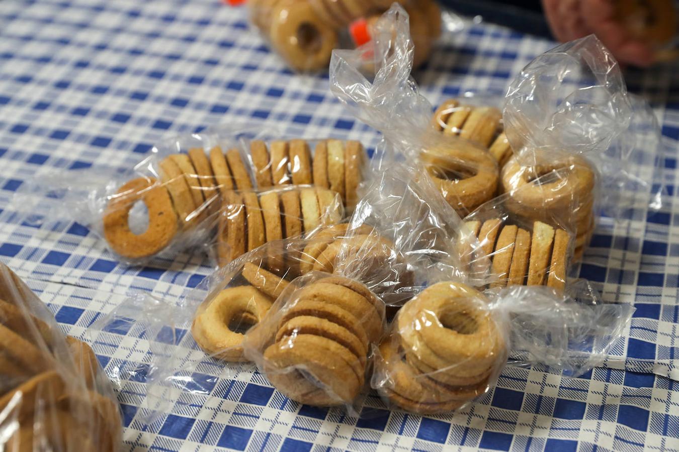 ove celebró este miércoles la bendición de San Blas con los tradicionales dulces, las rosquillas, con los que la parroquia rinde homenaje a su patrón.