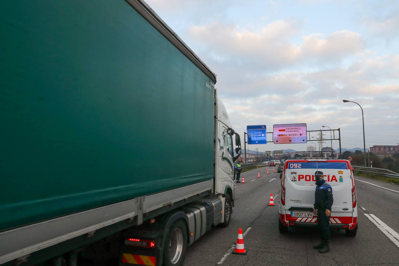 El Ayuntamiento ha elevado de nuevo el protocolo contra la contaminación en la zona oeste al nivel 1, lo que implica recuperar las restricciones de tráfico