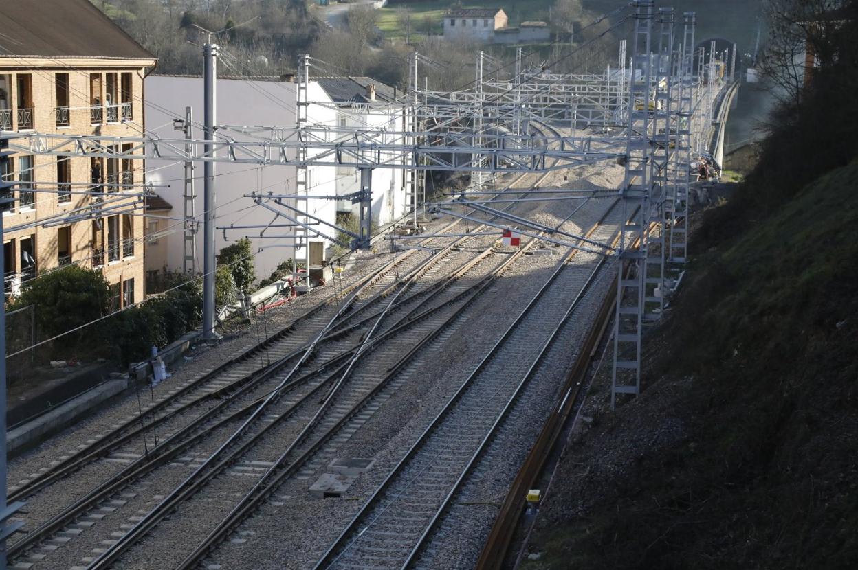 Las obras están conectando ya la vía de la variante con la existente en Pola de Lena. 