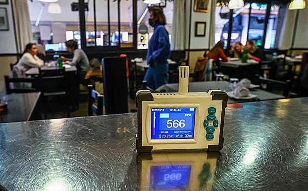 Un medidor, en la barra de un local de hostelería de Oviedo. 