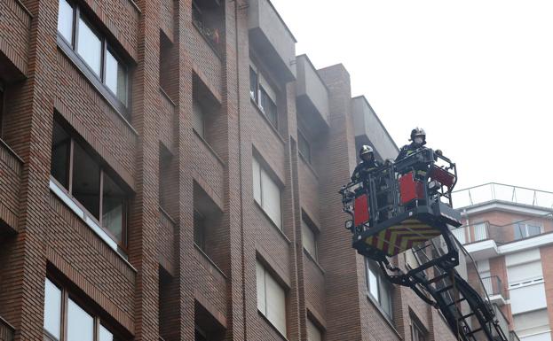Los bomberos acceden a la vivienda afectada de la avenida de Castilla. 