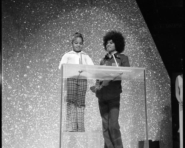 Michael Jackson, con su hermana Janet, en 1975. Ella también se convirtió en una estrella del pop, después de haber actuado en los años ochenta en la serie de televisión 'Mi amigo Arnold' y 'Serán famosos'.