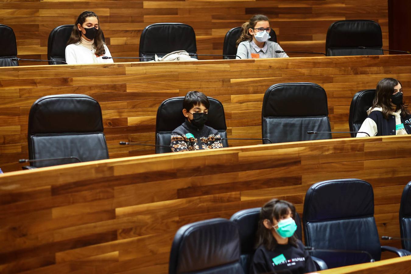 Multitud de escolares ha ocupado este jueves los sillones del salón de Plenos de la Junta General, en Oviedo, con motivo de la celebración de un pleno infantil en el que los jóvenes, de entre 12 y 17 años, han aportado su punto de vista entre los diversos temas que más les preocupan.