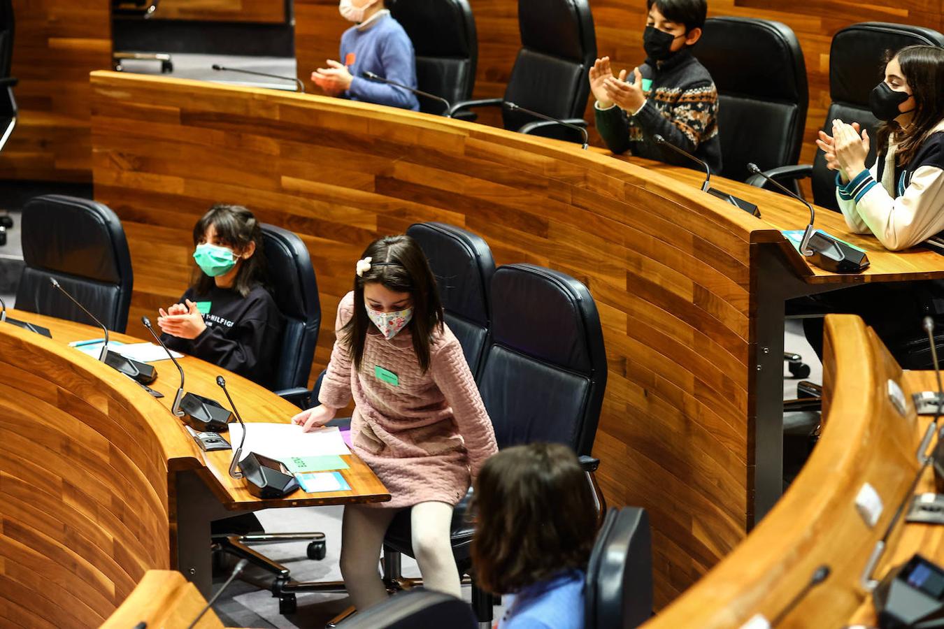 Multitud de escolares ha ocupado este jueves los sillones del salón de Plenos de la Junta General, en Oviedo, con motivo de la celebración de un pleno infantil en el que los jóvenes, de entre 12 y 17 años, han aportado su punto de vista entre los diversos temas que más les preocupan.