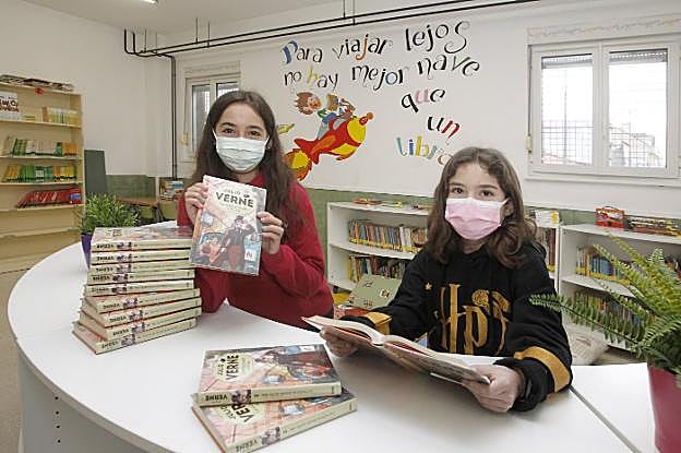 Imelda Eloise Blanco y Nadaya García, en la biblioteca.