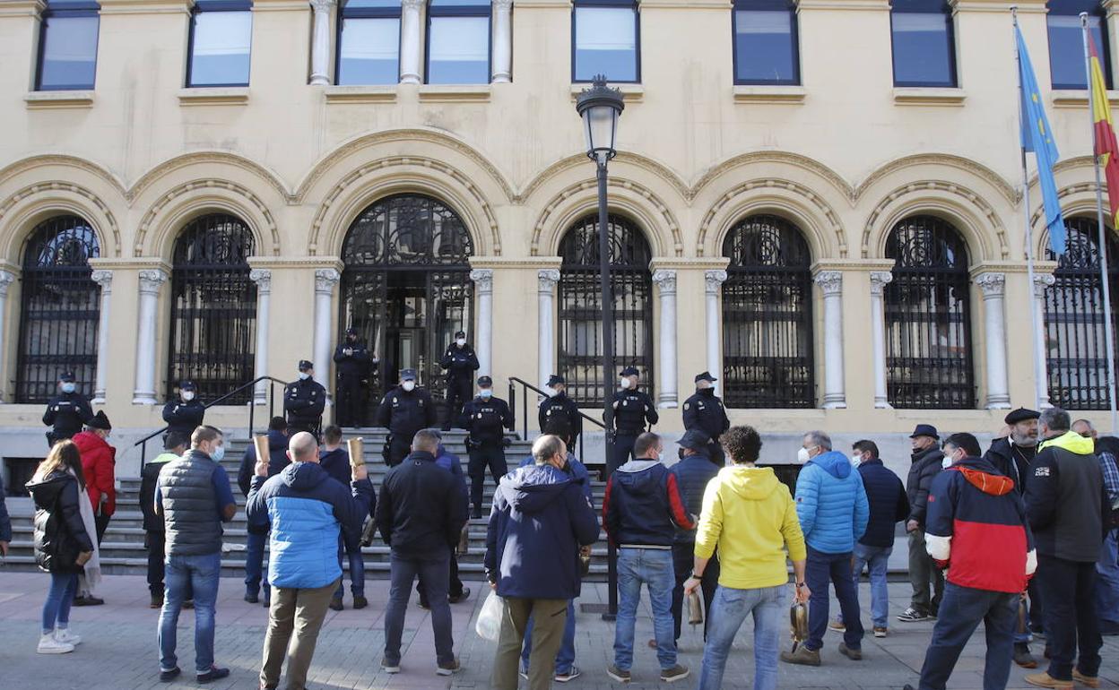 Multitud de asistentes a la cencerrada de Asturias Ganadera acudieron este viernes, frente a Presidencia.