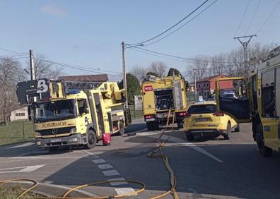 Imagen secundaria 1 - Hasta el lugar del suceso se desplazaron bomberos de La Morgal y del parque de San Martín del Rey Aurelio.