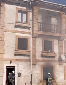 Imagen secundaria 2 - Hasta el lugar del suceso se desplazaron bomberos de La Morgal y del parque de San Martín del Rey Aurelio.