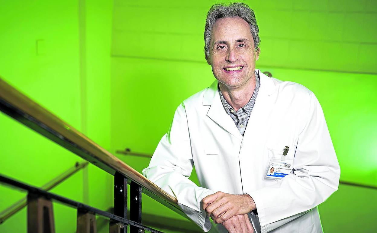 El doctor Enrique Baca, fotografiado en la Fundación Jiménez Díaz, en Madrid. josé ramón ladra 