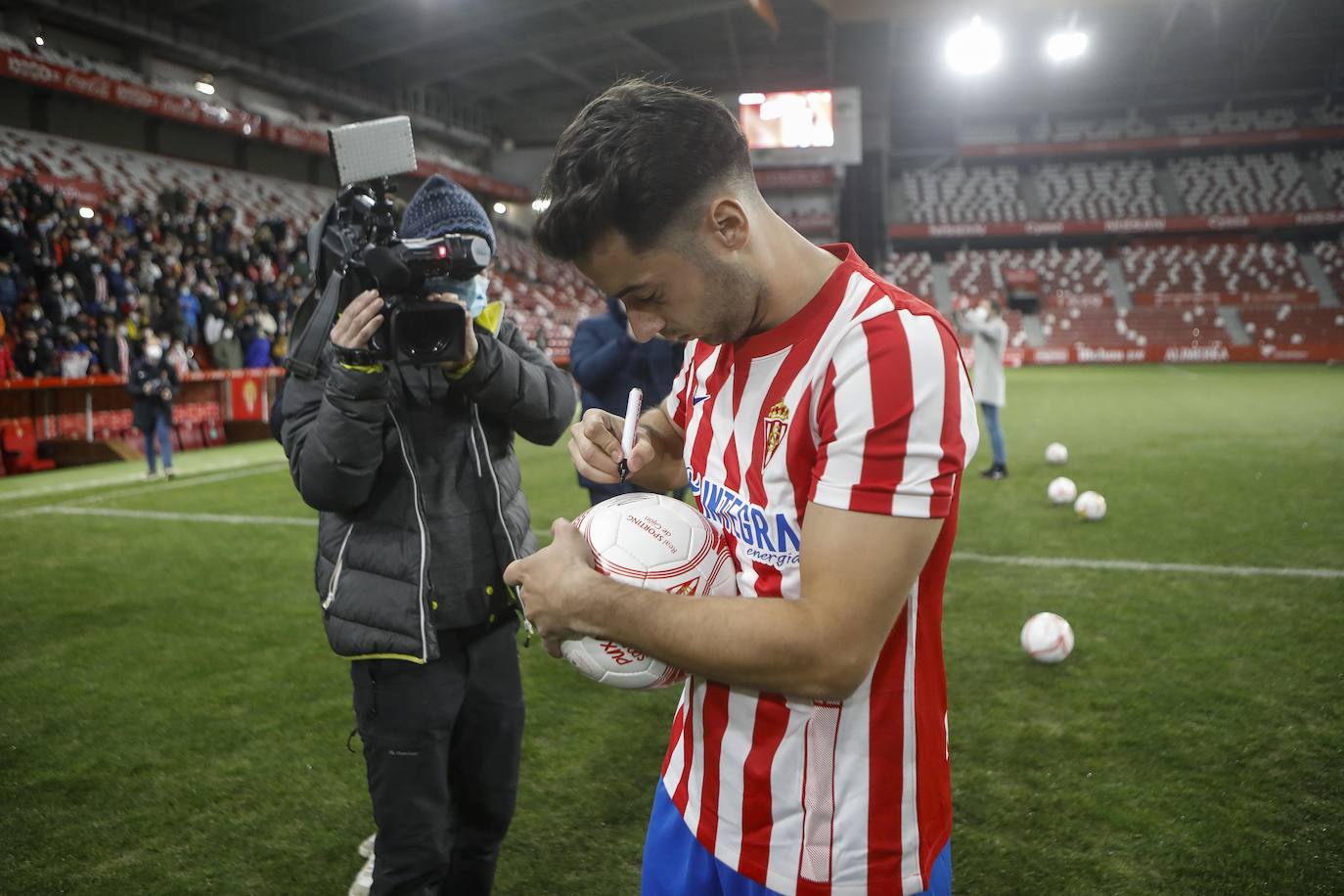 El extremo se presentó este lunes ante medio millar de aficionados que corearon su nombre y celebraron su vuelta al equipo rojiblanco.