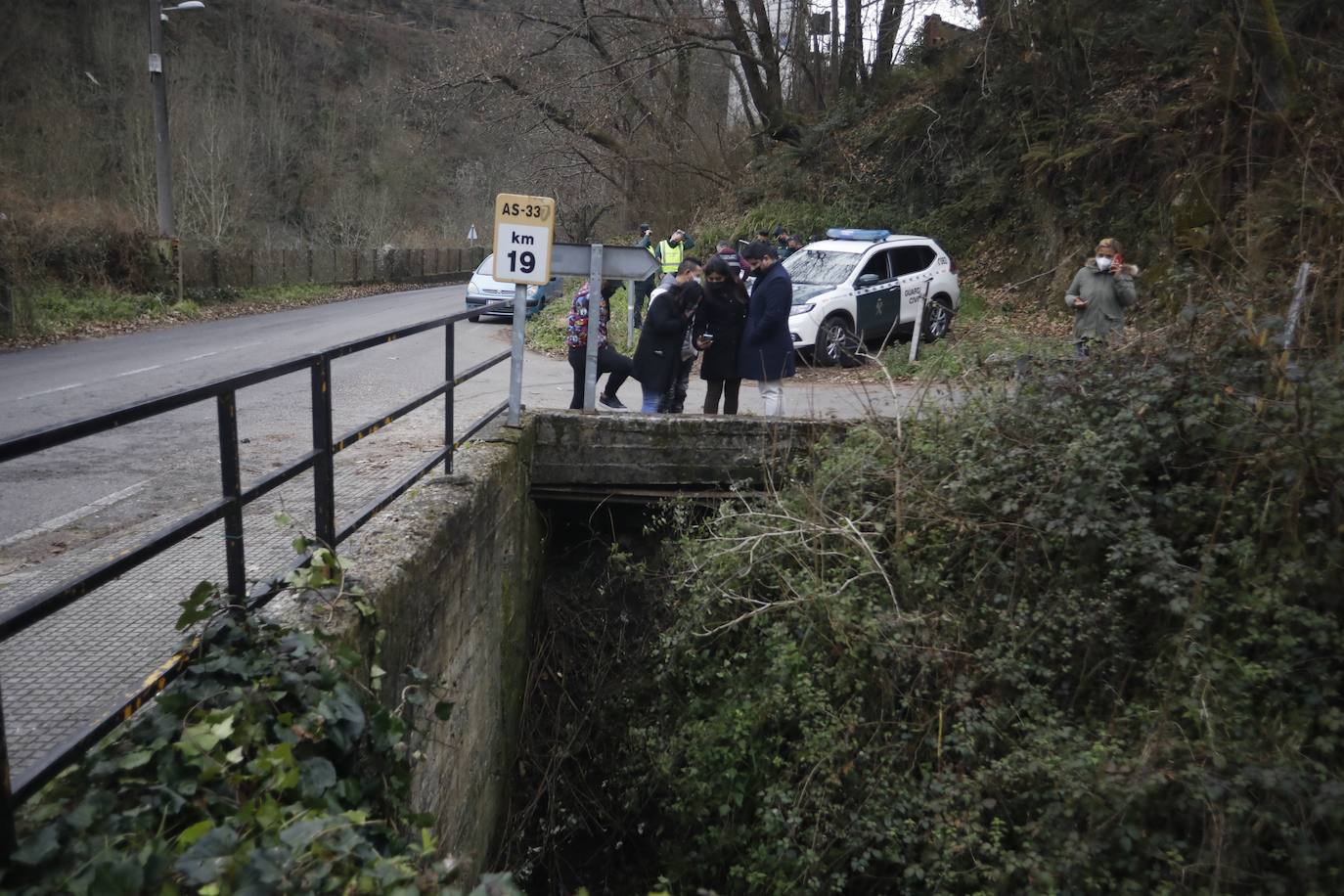 Según las primera hipótesis, la pareja cayó desde una altura de unos cuatro metros en la noche de ayer. Los cadáveres, descubiertos por un joven, estaban en una zona de difícil acceso y escasa visibilidad
