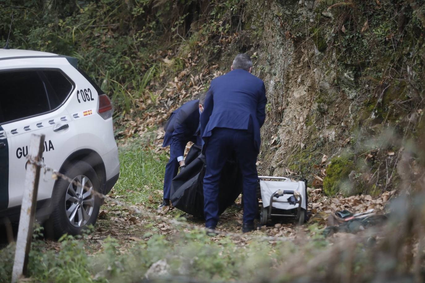 Según las primera hipótesis, la pareja cayó desde una altura de unos cuatro metros en la noche de ayer. Los cadáveres, descubiertos por un joven, estaban en una zona de difícil acceso y escasa visibilidad