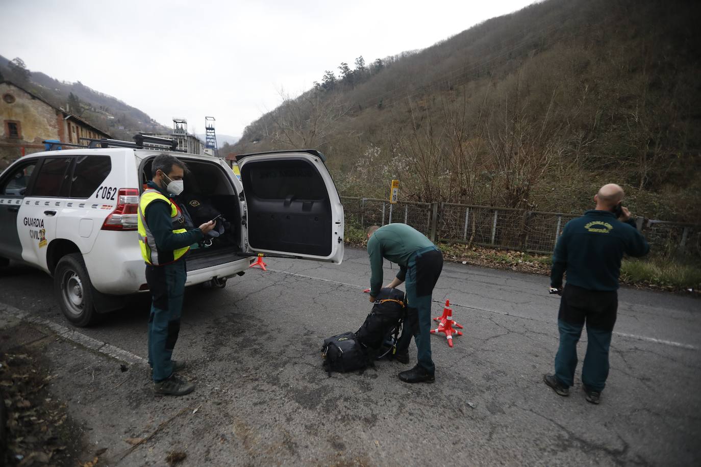 Según las primera hipótesis, la pareja cayó desde una altura de unos cuatro metros en la noche de ayer. Los cadáveres, descubiertos por un joven, estaban en una zona de difícil acceso y escasa visibilidad
