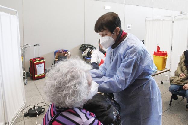 La alta vacunación reduce la tasa de letalidad en la ola con más contagios de la pandemia