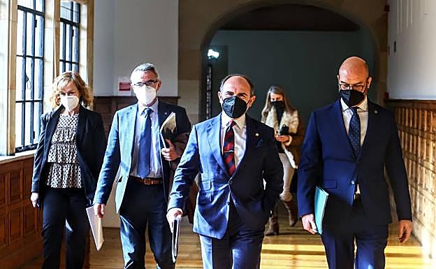 Ignacio Villaverde, con parte de su equipo, camino a la presentación del Plan Estratégico de la Universidad de Oviedo.