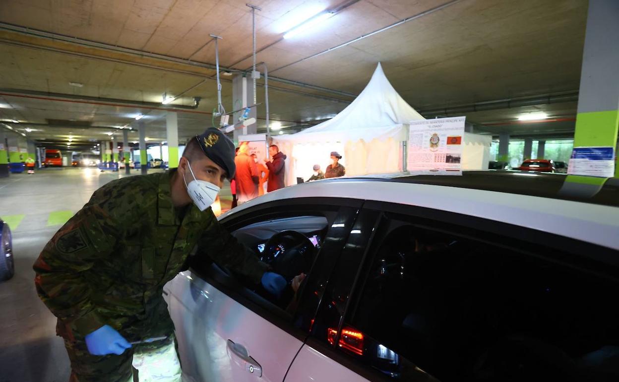 Un militar, el punto de vacunación instalado en el parking del HUCA 