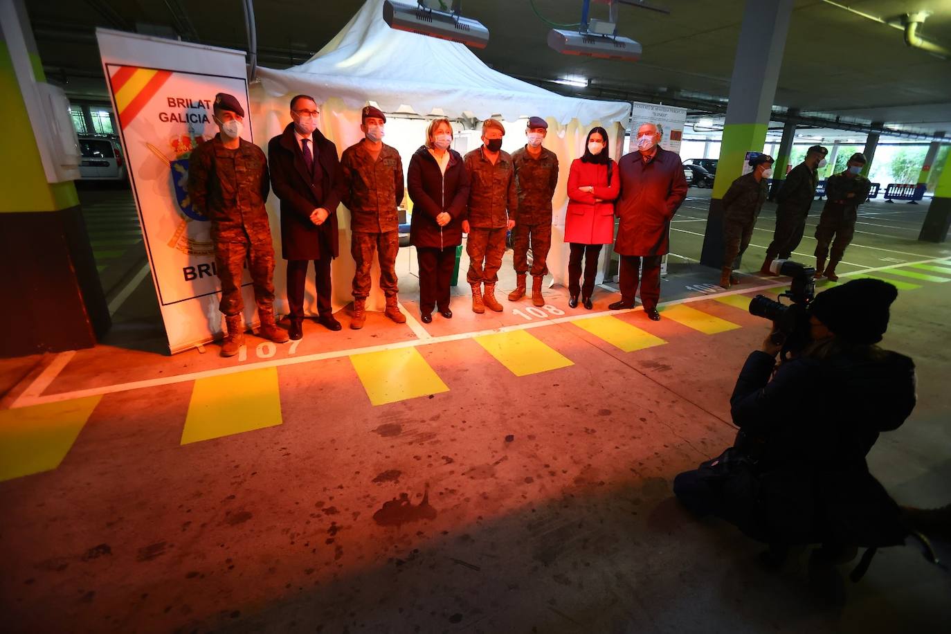 El consejero de Salud y la delegada del Gobierno, junto a otros responsables en el punto de vacunación instalado en el parking del HUCA