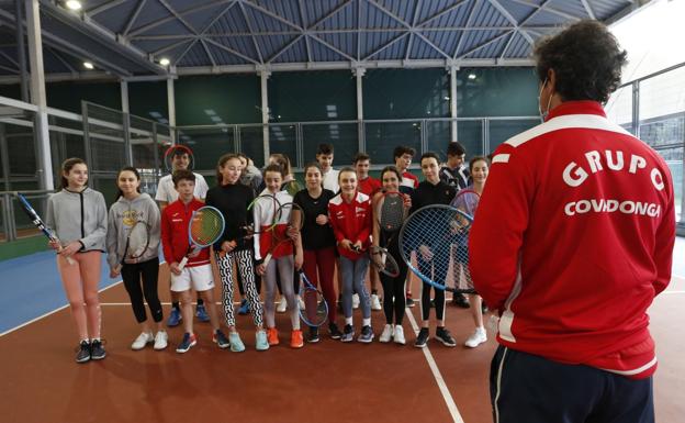 Imagen principal - En la primera foto, un grupo de alumnos del Grupo con el profesor Rafa Rascón, de espaldas. Monitores y jugadores en el club de Tenis de Avilés. Una clase en el Club de Tenis de Oviedo. 