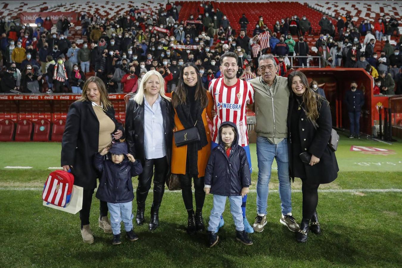 El extremo se presentó este lunes ante medio millar de aficionados que corearon su nombre y celebraron su vuelta al equipo rojiblanco.