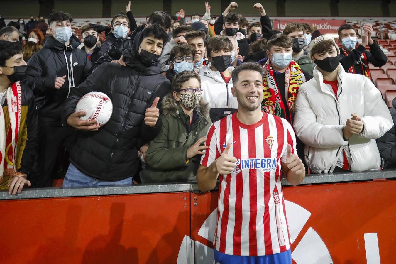 El extremo se presentó este lunes ante medio millar de aficionados que corearon su nombre y celebraron su vuelta al equipo rojiblanco.