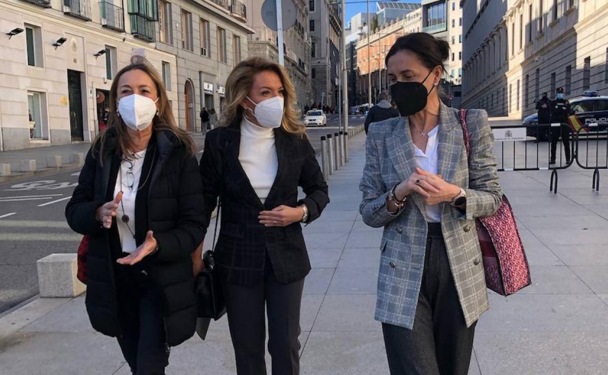 Ángela Vallina, Teresa Mallada y Dolores Carcedo, a las puertas del Congreso de los Diputados. 