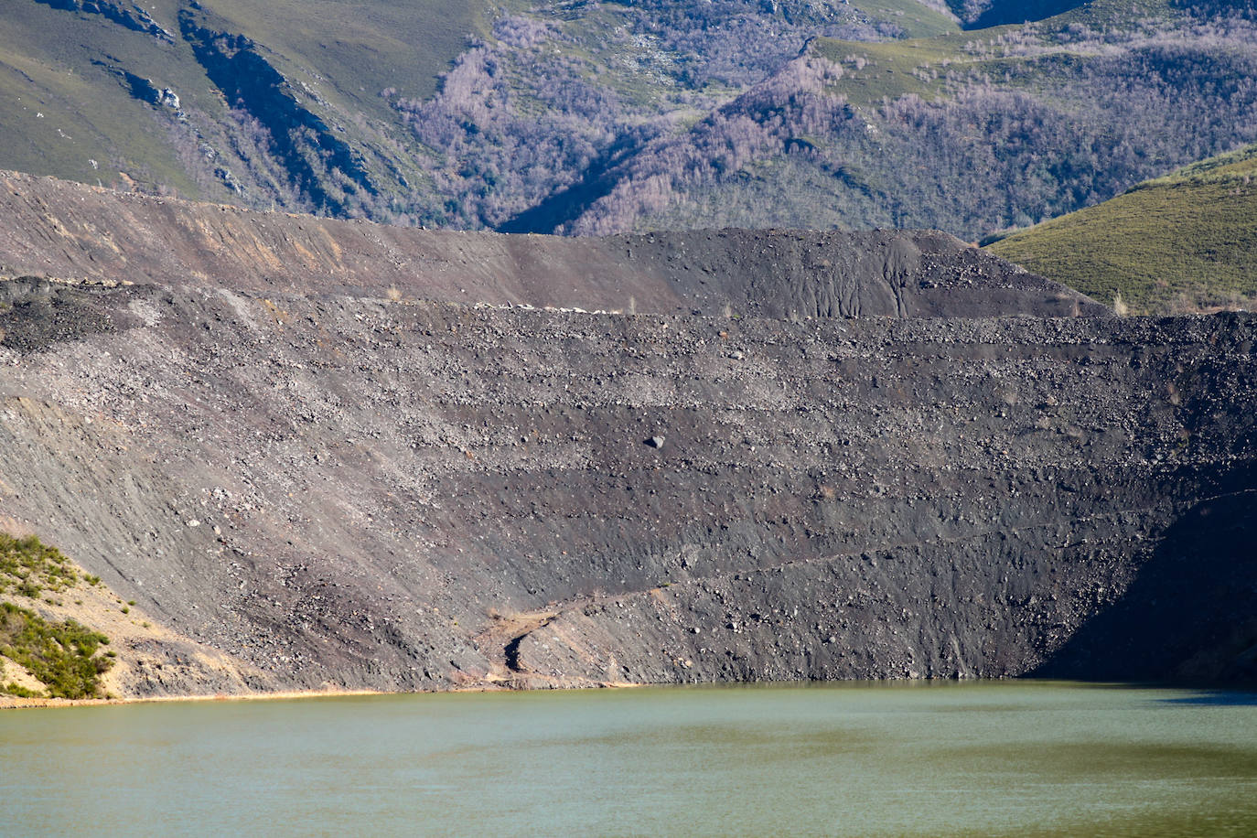 La rápida actuación de los servicios de emergencias impidió que el incendio entrase en la reserva natural de Muniellos, situada en la vertiente inmediatamente aledaña a la zona donde se estaba produciendo el fuego, que tiene todos las indicios de haber sido provocado, como comentaron algunos vecinos de la zona.