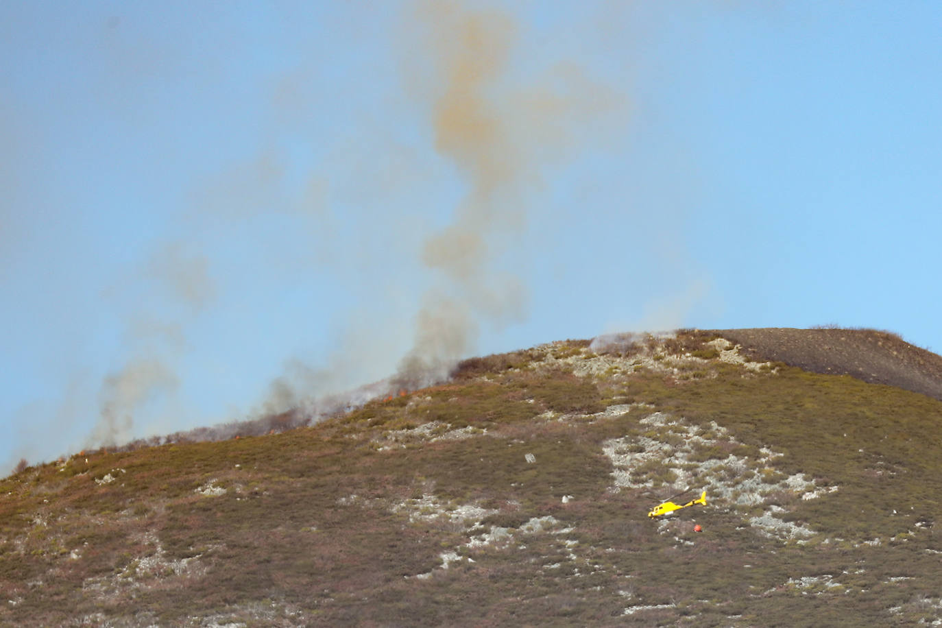 La rápida actuación de los servicios de emergencias impidió que el incendio entrase en la reserva natural de Muniellos, situada en la vertiente inmediatamente aledaña a la zona donde se estaba produciendo el fuego, que tiene todos las indicios de haber sido provocado, como comentaron algunos vecinos de la zona.