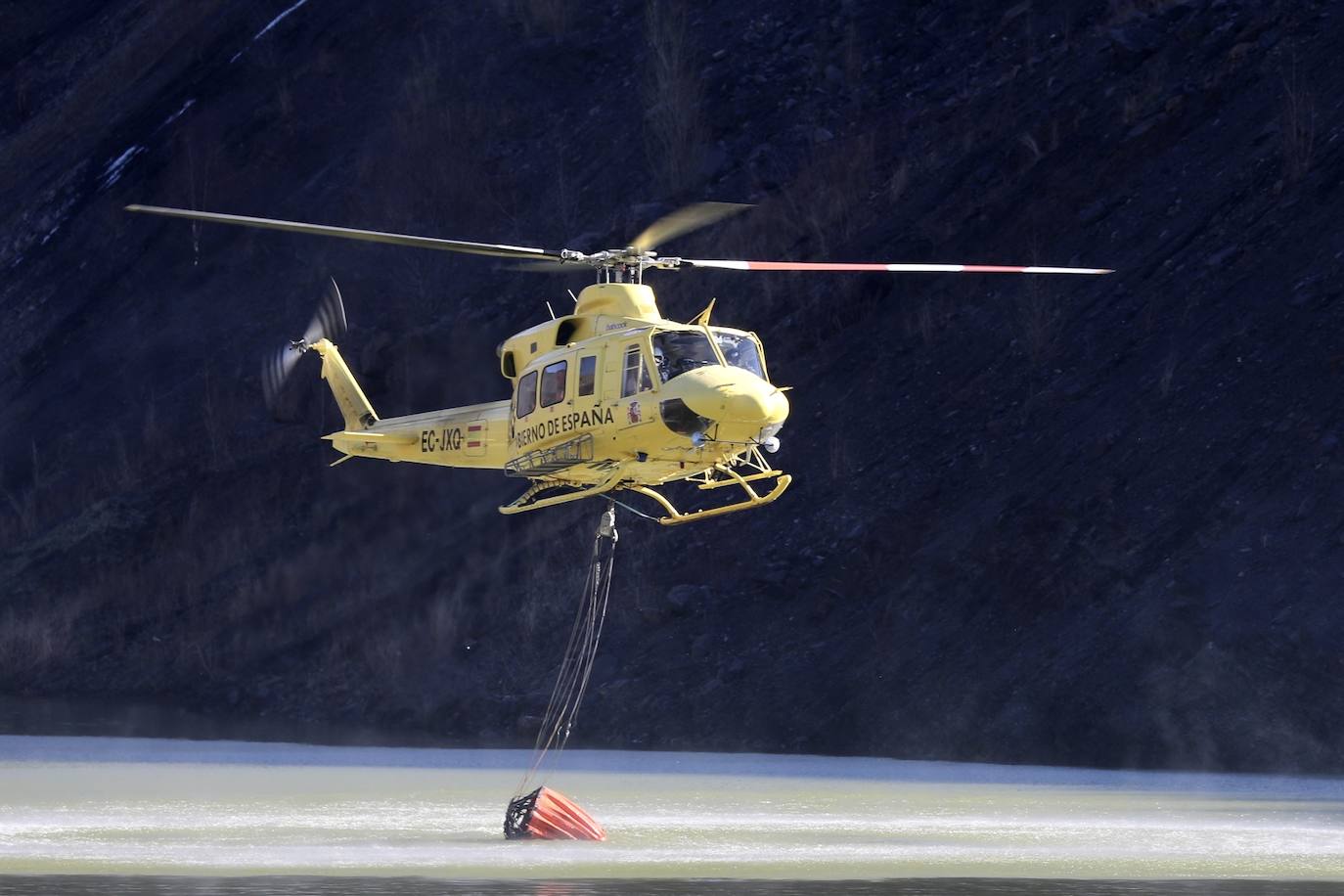 La rápida actuación de los servicios de emergencias impidió que el incendio entrase en la reserva natural de Muniellos, situada en la vertiente inmediatamente aledaña a la zona donde se estaba produciendo el fuego, que tiene todos las indicios de haber sido provocado, como comentaron algunos vecinos de la zona.