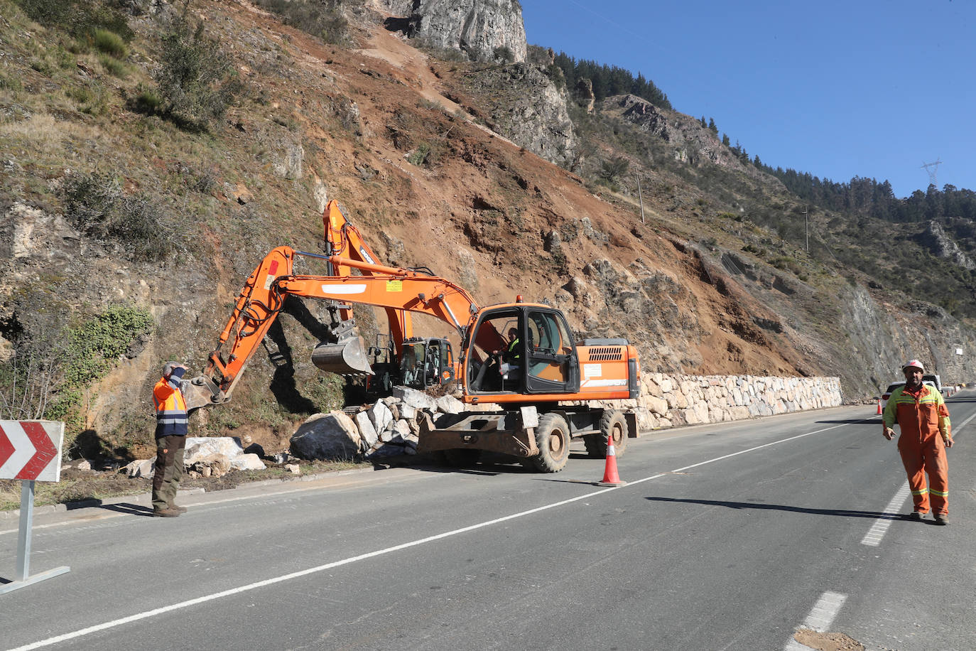 Fotos: Los operarios fijan los bulones y las redes de cotención en la AS-15