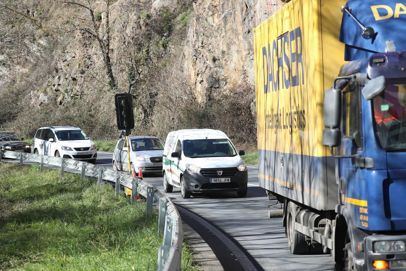 Fotos: Los operarios fijan los bulones y las redes de cotención en la AS-15