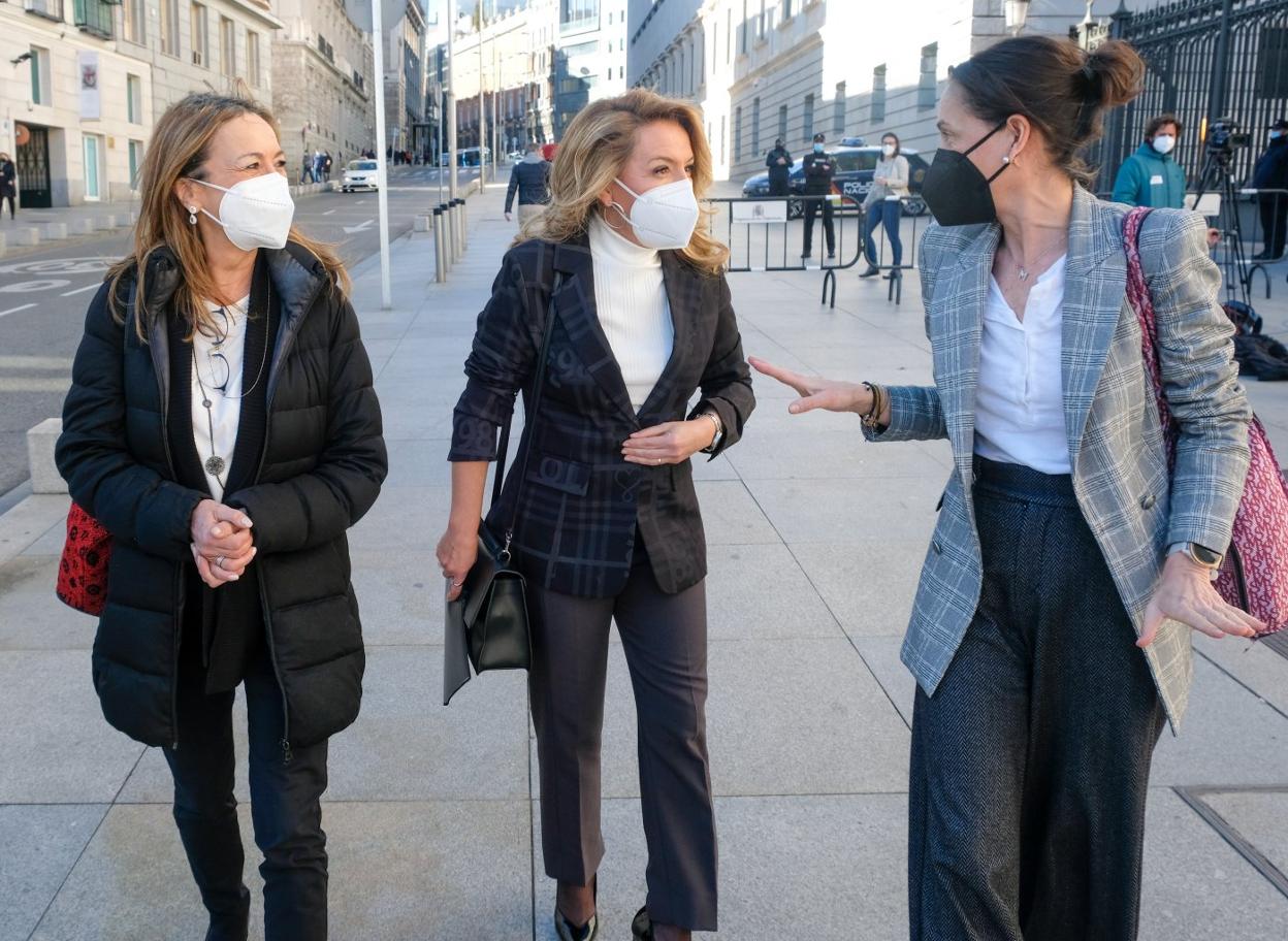 Teresa Mallada, Dolores Carcedo y Ángela Vallina, a las puertas del Congreso de los Diputados. 
