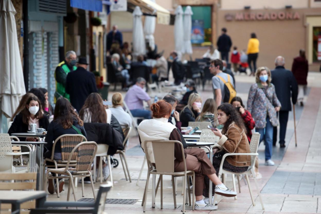 Clientes en una terraza de El Fontán. 